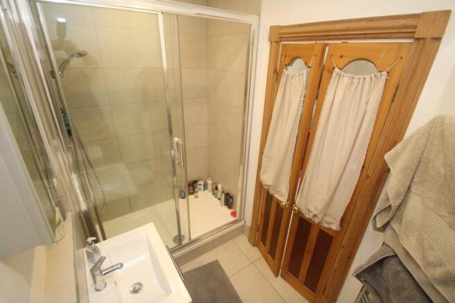 4 bed Semi-Detached to rent Image 7