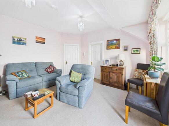 2 bed Flat for sale Image 4