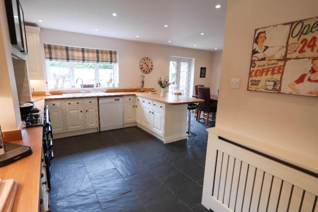 Kitchen/ Dining Room