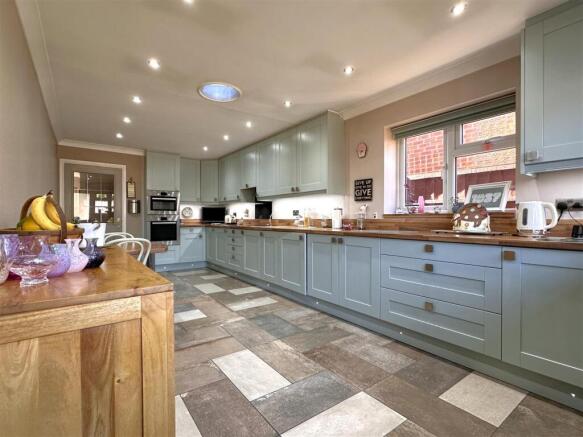 Extensive Modern Kitchen 974