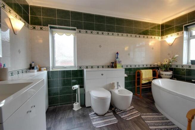 6 bed Detached for sale Image 12