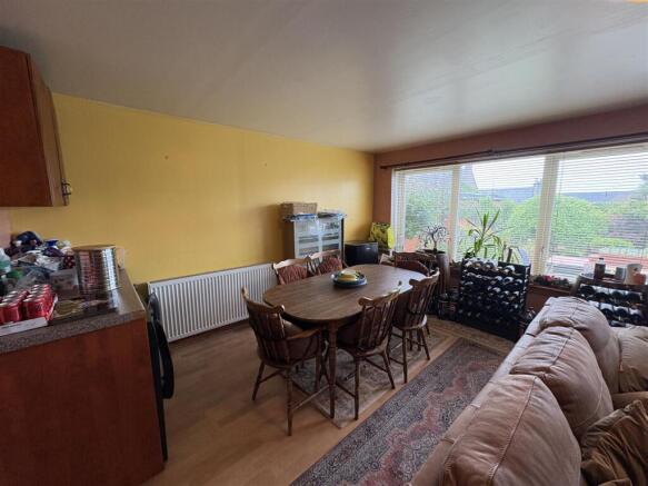 FAMILY ROOM/DINING ROOM