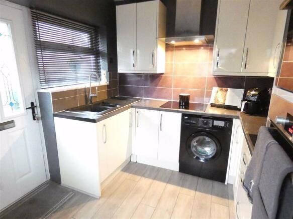 FITTED KITCHEN