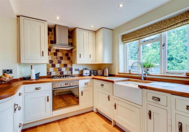 KitchenBreakfastRoomV3.jpg