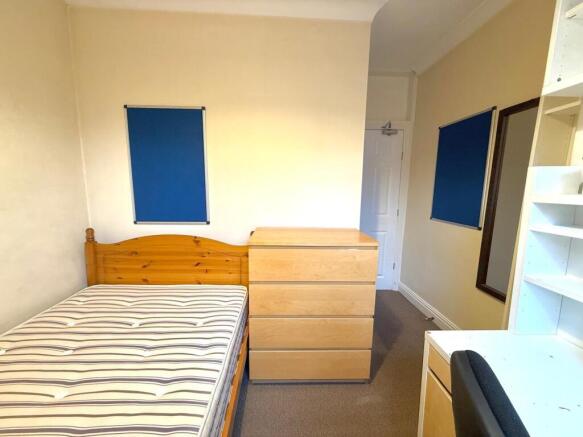5 bed House to rent Image 5
