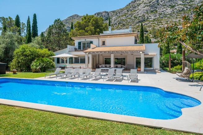 Exterior and Pool (1