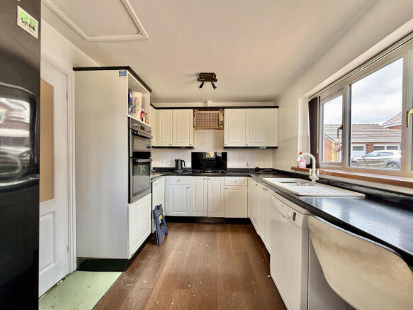 5 bed Detached for sale Image 10