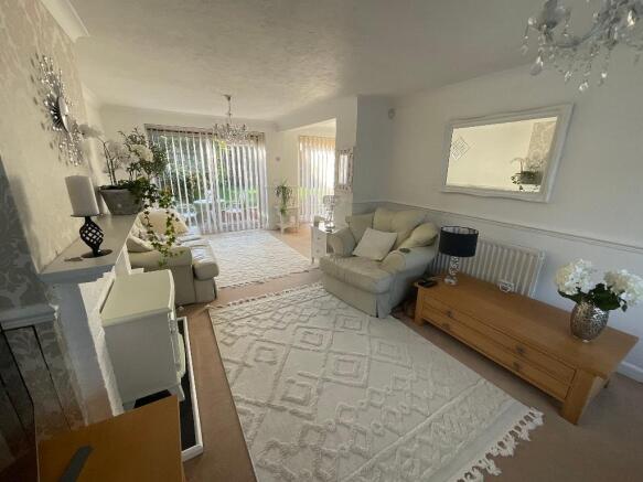 L-SHAPED LIVING ROOM 24'4 x 11'5>17'9