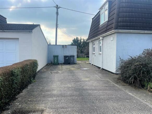 3 Holbrook View - Driveway.jpg