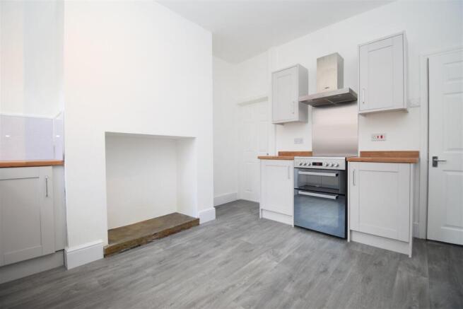 2 bed Terraced to rent Image 4