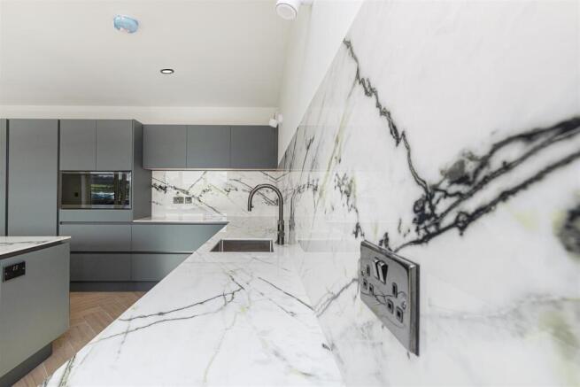 4 bed Detached for sale Image 11