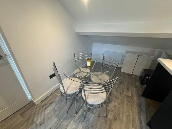 2 bed Flat to rent Image 4