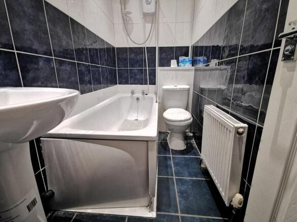 4 bed House to rent Image 9