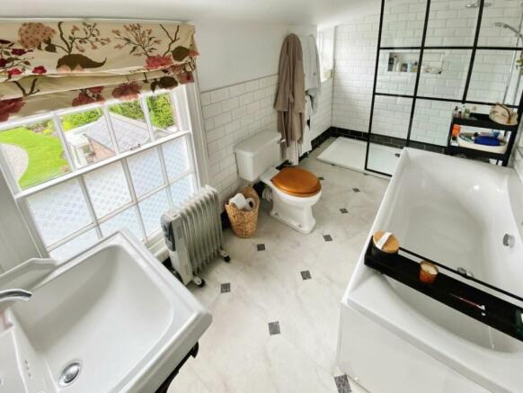 76909644-En-Suite.jpg