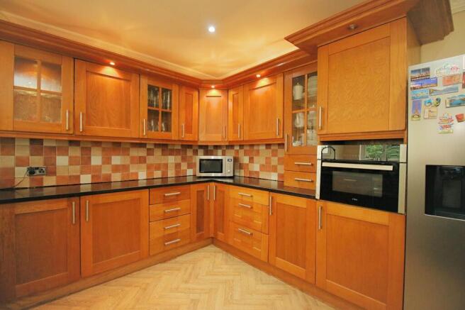 5 bed Detached for sale Image 7