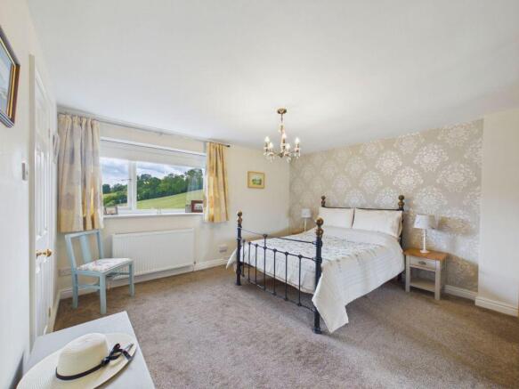 4 bed Detached for sale Image 8