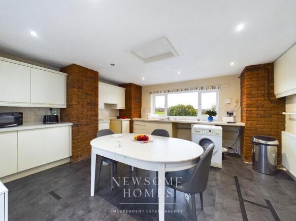 Kitchen/ Dining Room
