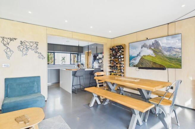 CAM03259G0-PR0252-STILL026