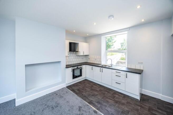 2 bed Terraced to rent Image 6