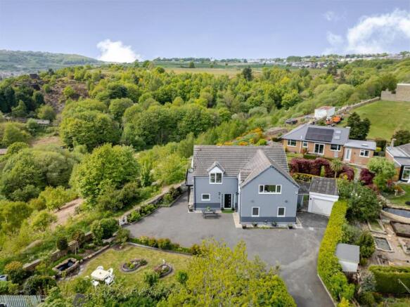 5 bed Detached for sale Image 4