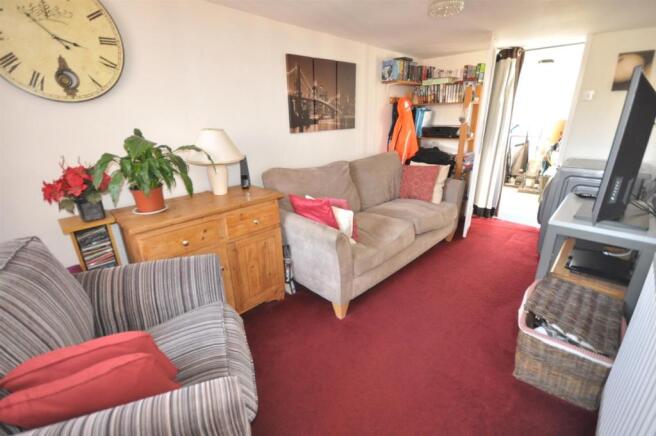 SNUG / FAMILY ROOM