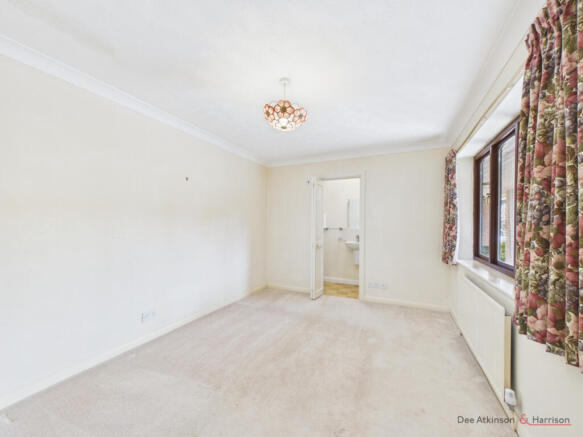 4 bed Detached Bungalow for sale Image 11