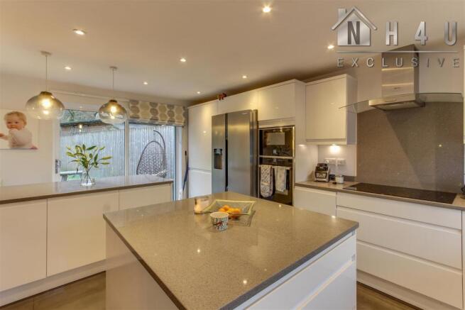 KITCHEN / BREAKFAST ROOM: