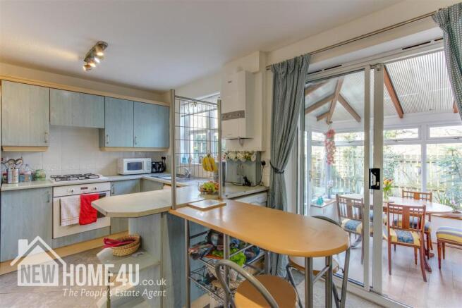 KITCHEN / DINER: