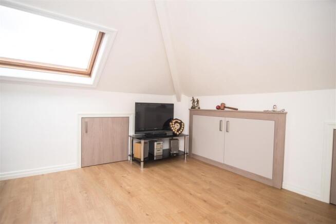 FIRST FLOOR ROOM