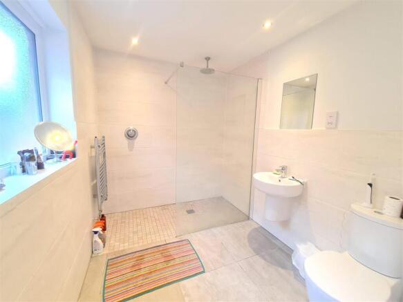 4 bed Detached to rent Image 6