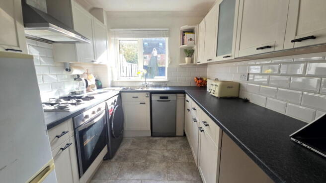 Bedford Close, Newbury, RG14 6SU photo 4