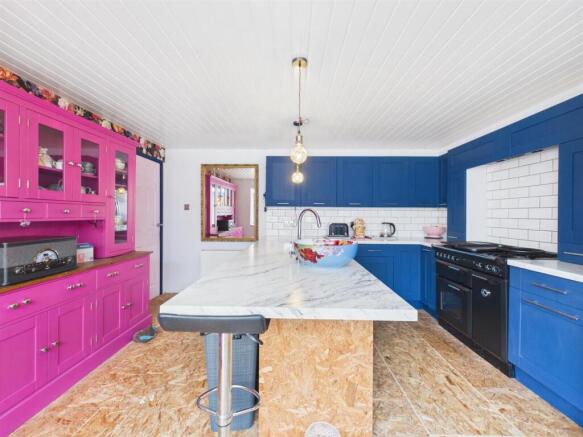5 bed Semi-Detached Bungalow for sale Image 5