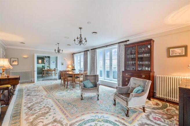 Sitting/dining room