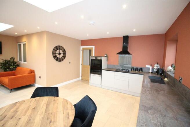 5 Embleton Rd-Kit3.JPG