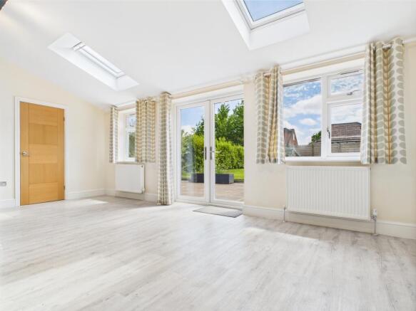 4 bed Detached to rent Image 6