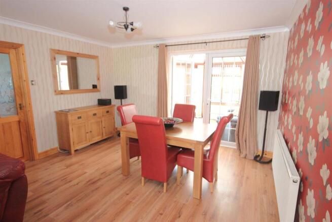 OPEN PLAN LIVING/ DINING ROOM