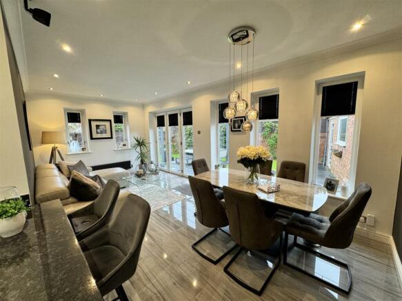LIVING/DINING AREA