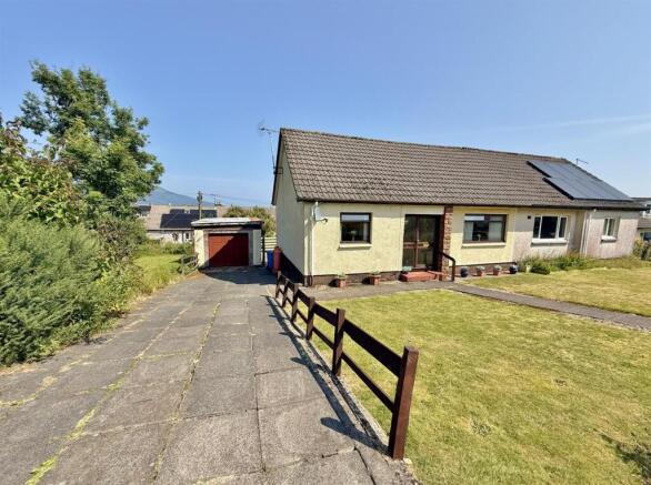 15 Brathwic Terrace front and driveway