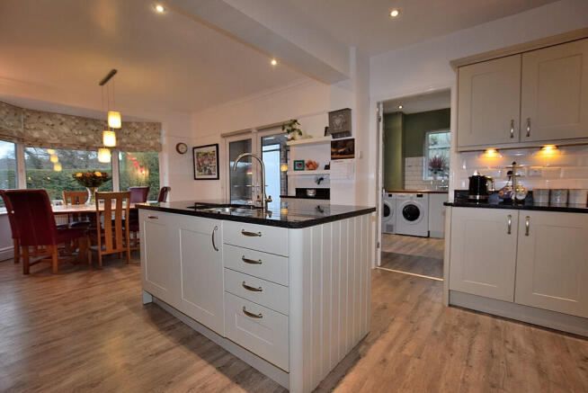 4 bed Semi-Detached for sale Image 9