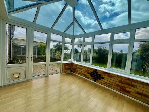 4 bed House to rent Image 6