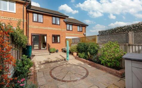 MID TERRACED VERY WELL PRESENTED HOME - Stones Close, Cowes