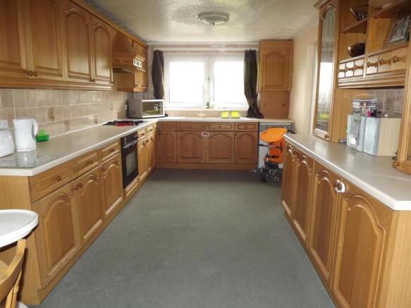 KITCHEN / BREAKFAST 