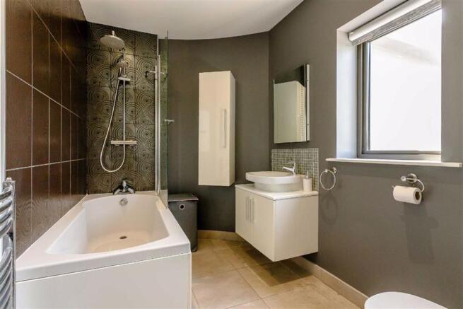 EN-SUITE BATHROOM