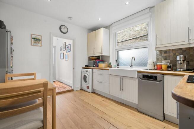 21 Bruce Road CR4 kitchen 2.jpg