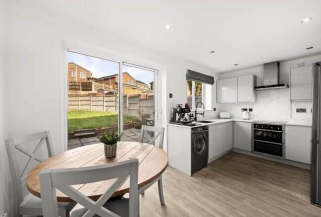 3 bed Town House for sale Image 4