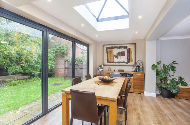 5 bed Detached to rent Image 4