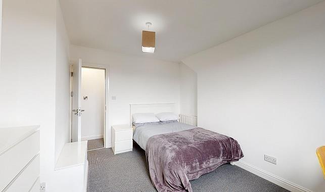 4 bed House to rent Image 12