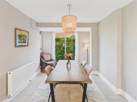 5 bed Detached for sale Image 9