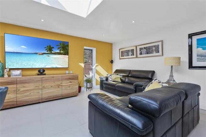 5 bed Bungalow for sale Image 5