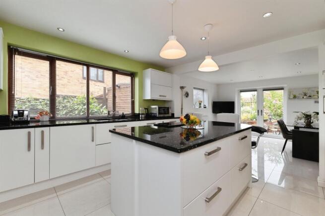 4 bed Detached for sale Image 7